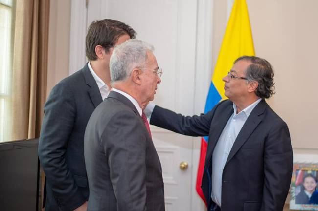 El saludo entre Gustavo Petro y Álvaro Uribe. Foto: S/A