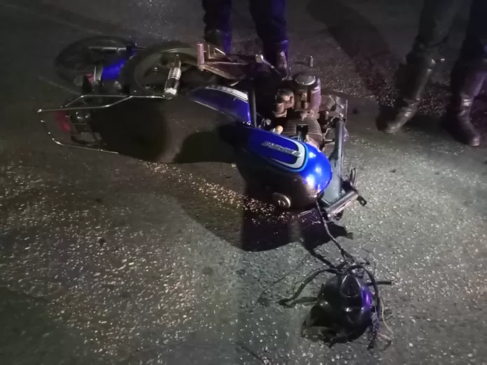 de-esta-manera-quedo-la-moto-donde-se-trasladaban-los-jovenes-27960