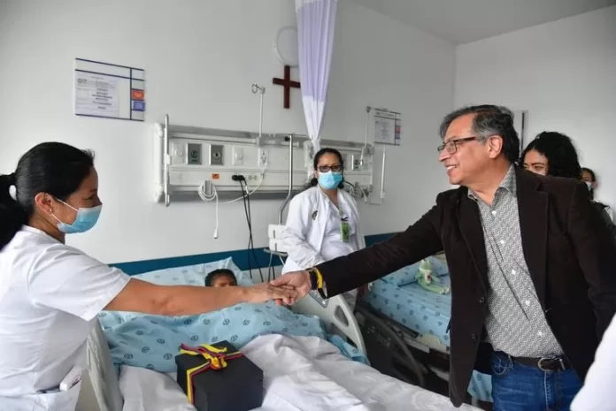 presidente-de-colombia-gustavo-petro-visito-a-los-ninos-en-el-hospital-militar-de-bogota-27222
