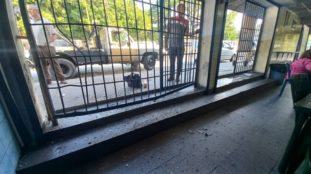 Camioneta de pasajeros  impactó contra de la fachada de una panadería