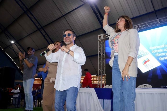 gobernador-lacava-y-ministra-santaella-entregan-titularidad-a-mas-de-3-mil-600-docentes-carabobenos-53053