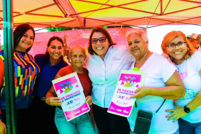 Ana González encabezó entrega de títulos de tierra Ana González encabezó entrega de títulos de tierra