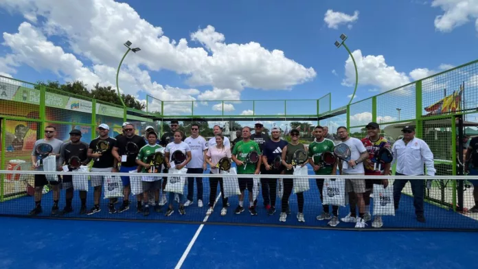 Antonio Del Valle donó kits de padel en Valencia