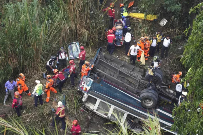 Tragedia en Guatemala: bus cae en un barranco dejando al menos 55 fallecidos