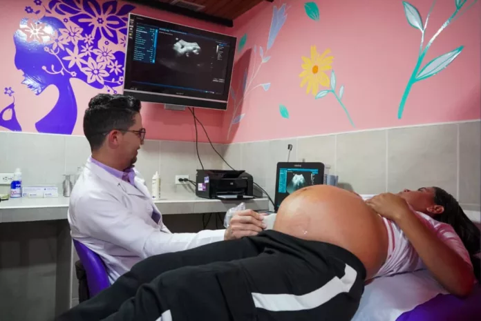 Alcaldesa Ana González impulsa mejoras en servicio de salud