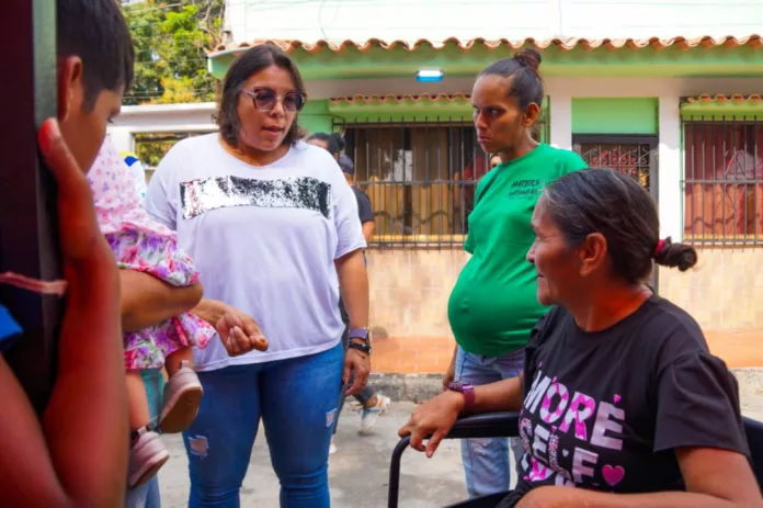 Ana González entrega ayudas humanas en operativo