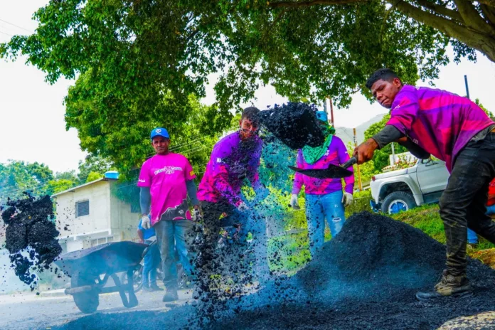 Cuadrillas asfaltando avenidas en Naguanagua como parte del plan 2025